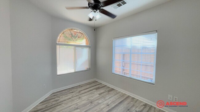 Building Photo - Stunning 3 Bedroom Home In Rosedale!