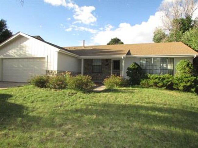 Building Photo - Three Bedroom Two Bath Home