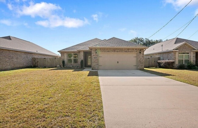 Building Photo - Solar-Powered 4BR Home Near Eglin & Hurlburt AFB– Fort Walton Beach!