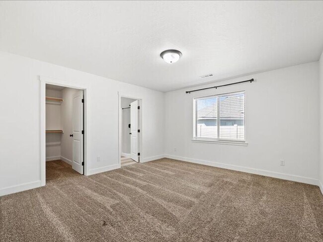 Building Photo - 1016 S Blueberry Pl