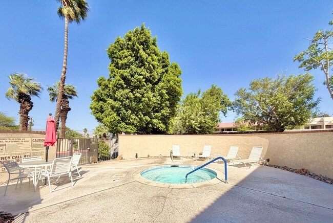 Building Photo - AVAILABLE NOW!! GORGEOUS 1 Bedroom 1 Bathroom - First Floor Condo in Palm Springs!!