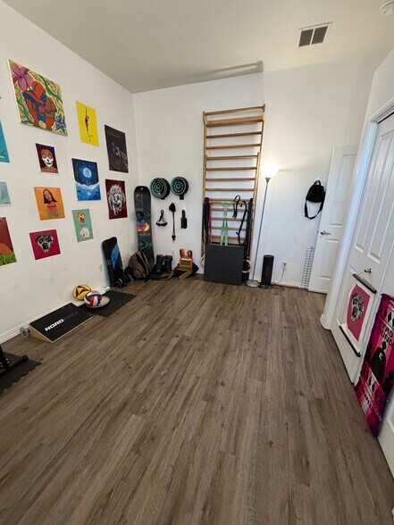 Building Photo - 70 N Main St