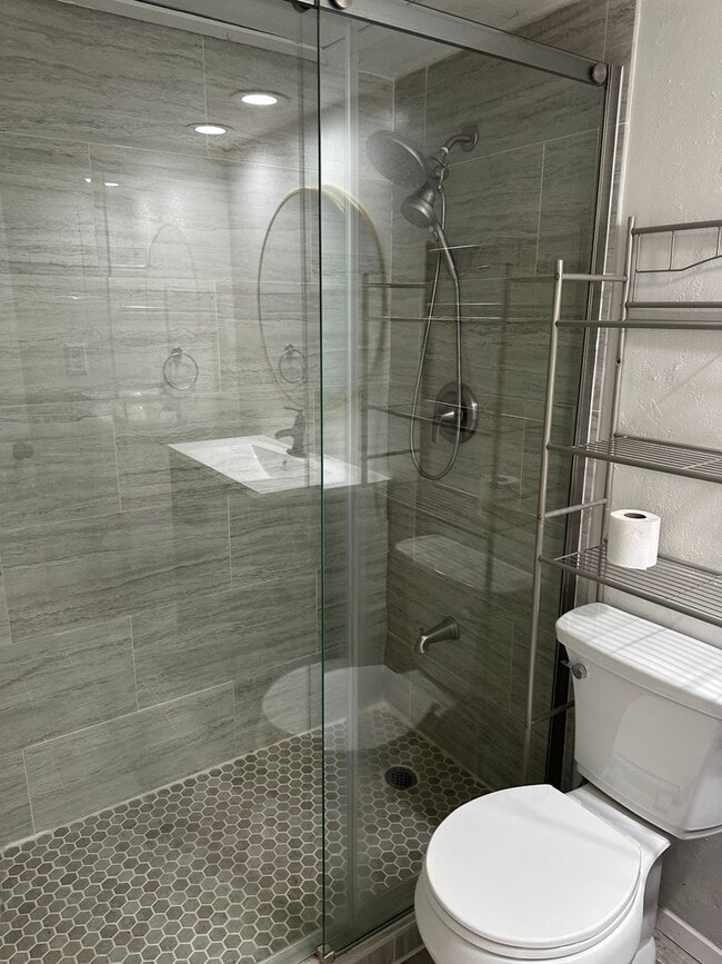 Building Photo - ONE BEDROOM, one bath! Condo by ACU!