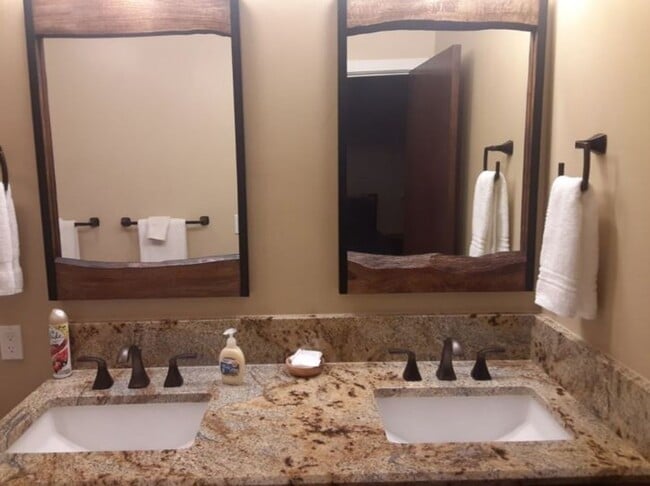 Building Photo - Long term furnished rental
