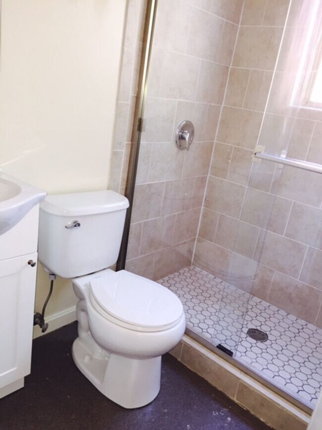 Building Photo - 558 Lowell Ave