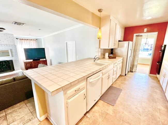 Building Photo - 3 Bedroom 2 Bathroom Lakewood House with Private Backyard down the street from Lakewood High School