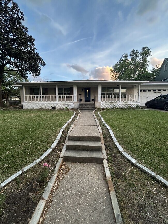 Building Photo - 601 Linden St