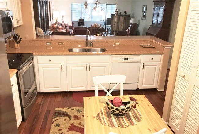 Building Photo - 577 Lakeside Dr