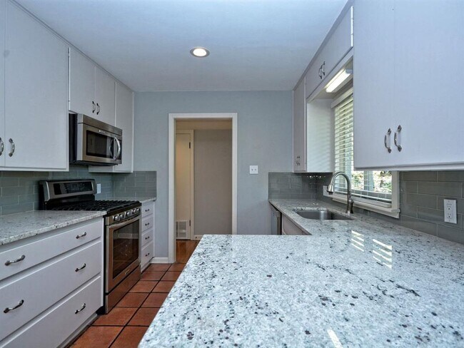 Building Photo - 2600 Twin Oaks Dr