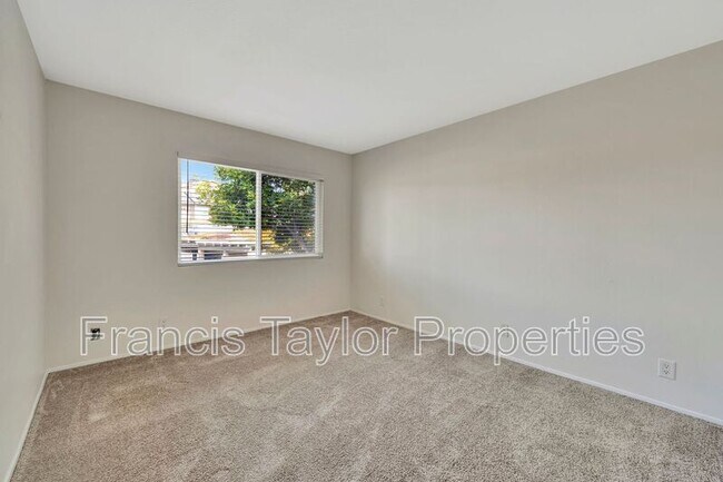 Building Photo - 225 W El Norte Pkwy