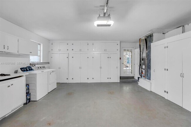 Building Photo - 812 Holly Ln