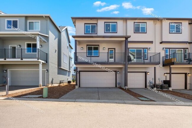 Building Photo - 3 Bedroom 2.5 Bathroom Stunner with Covere...