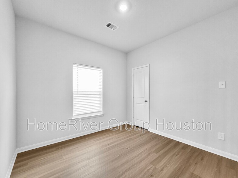 Building Photo - 313 Kim Ln