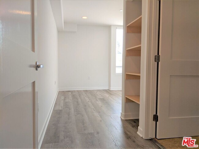 Building Photo - 5143 White Oak Ave