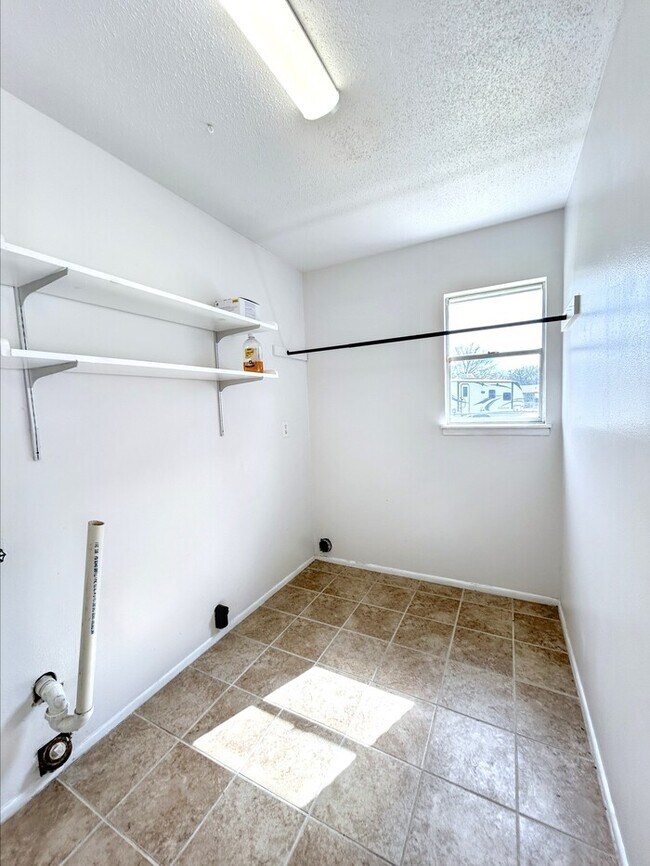 Building Photo - 1212 Hillcrest Dr