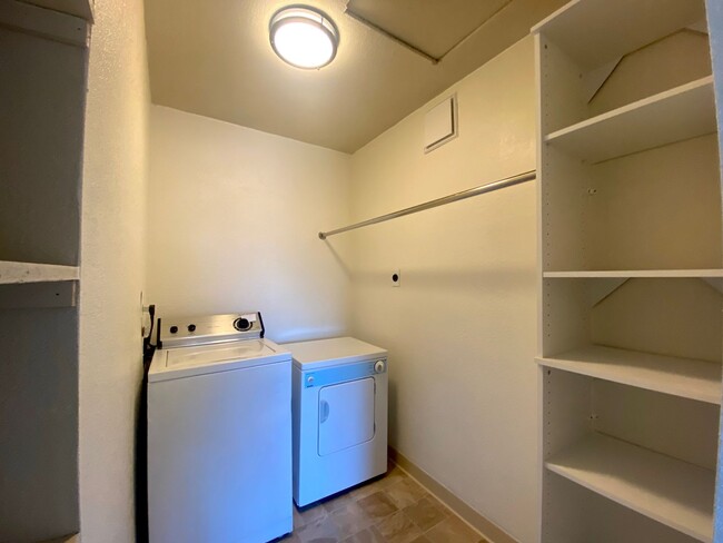Building Photo - 1 bedroom, 1 bathroom upstairs unit