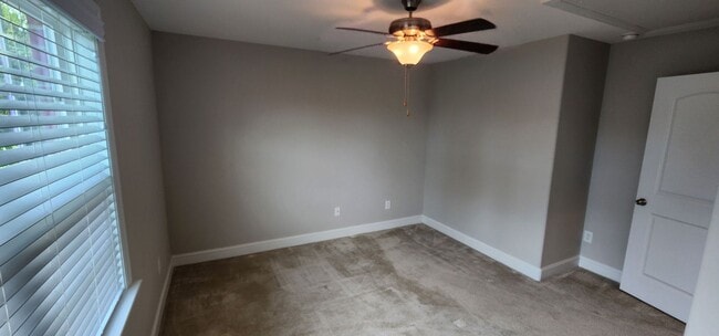 Building Photo - Townhome w/gargae convenient to shopping a...