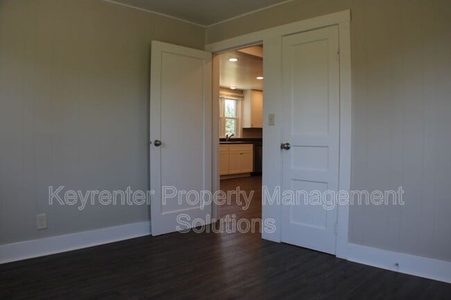 Building Photo - 509 5th St