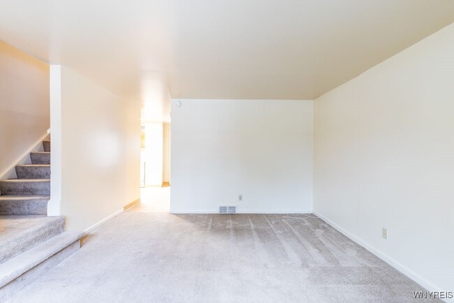 Building Photo - 140 Ayrault Dr