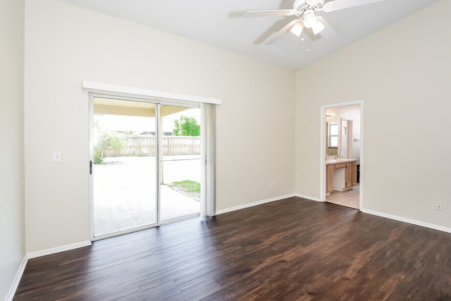 Building Photo - 2640 Rolling Broak Dr