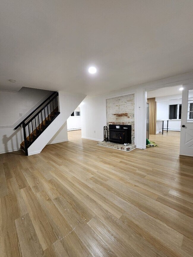 Building Photo - 132 Wepawaug Dr