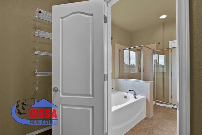 Building Photo - Beautiful ranch style home available to mo...