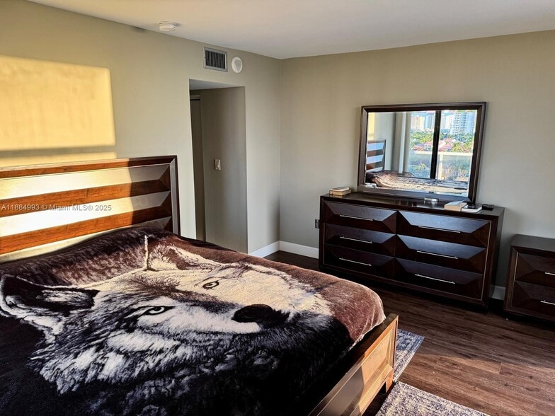 Building Photo - 3701 N Country Club Dr