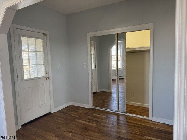 Building Photo - 590 Hawthorne Ave