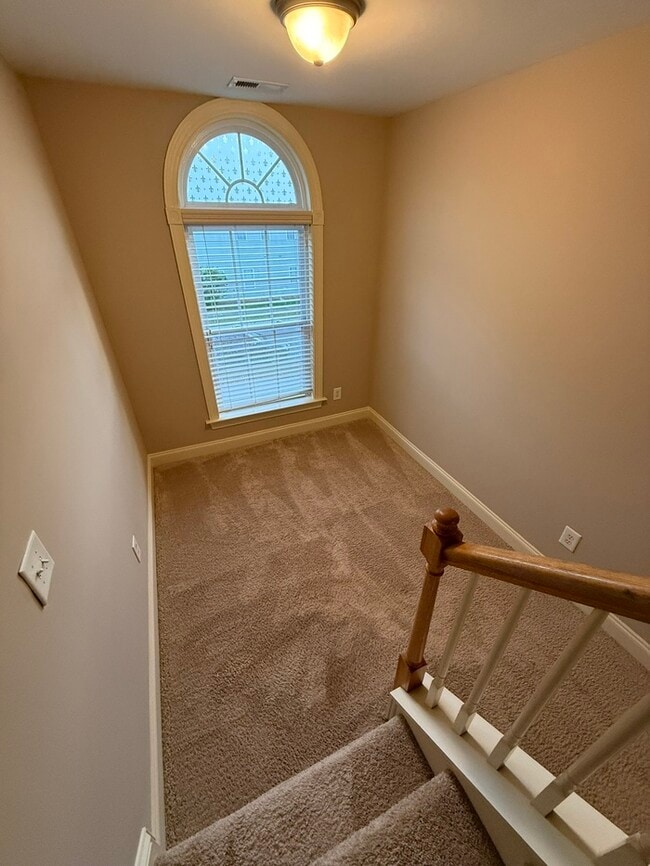 Building Photo - HUGE 5 Bedroom 3 Stroy Home with Fenced in...