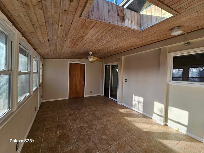 Building Photo - 2 Bedroom 1.5 Bath Condo for Rent Ravenna ...