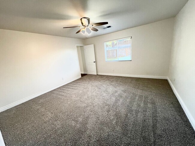 Building Photo - 11815 Mantova Ave