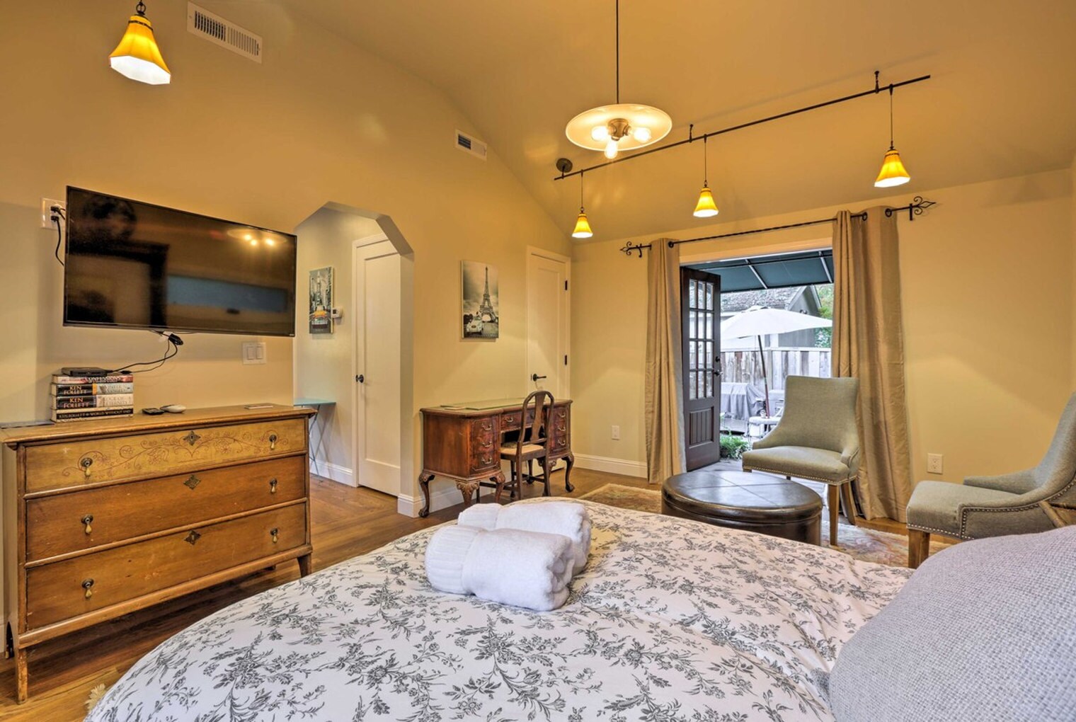 Building Photo - 1942 Cno. A Los Cerros