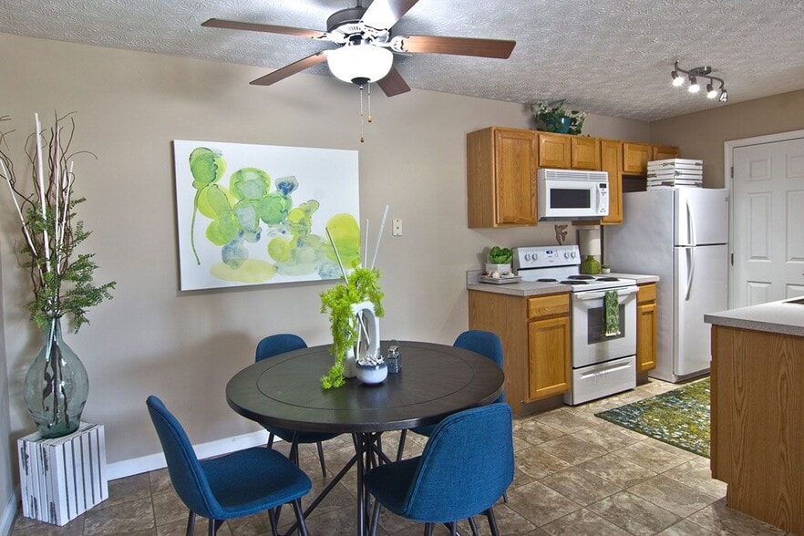 Dining area with kitchen access - Cumberland Links