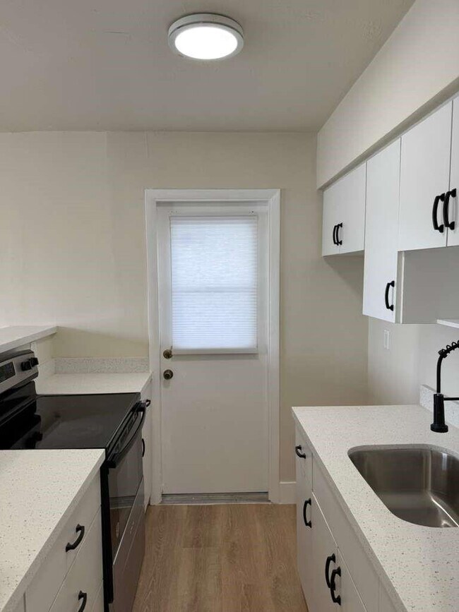 Building Photo - 101 SE 9th St