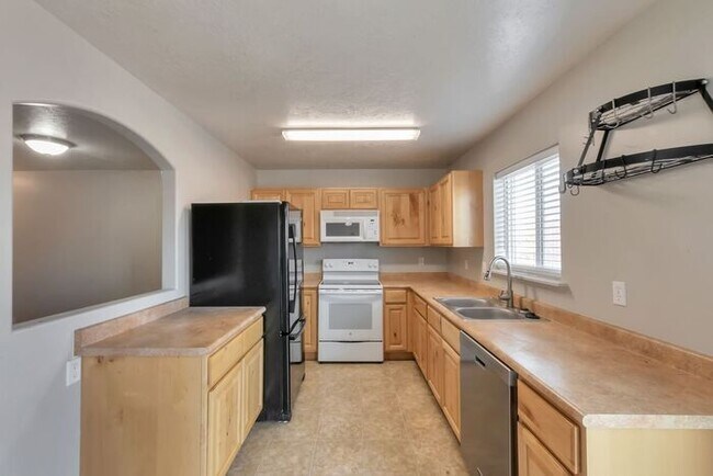 Building Photo - Stunning Saratoga Springs Townhome