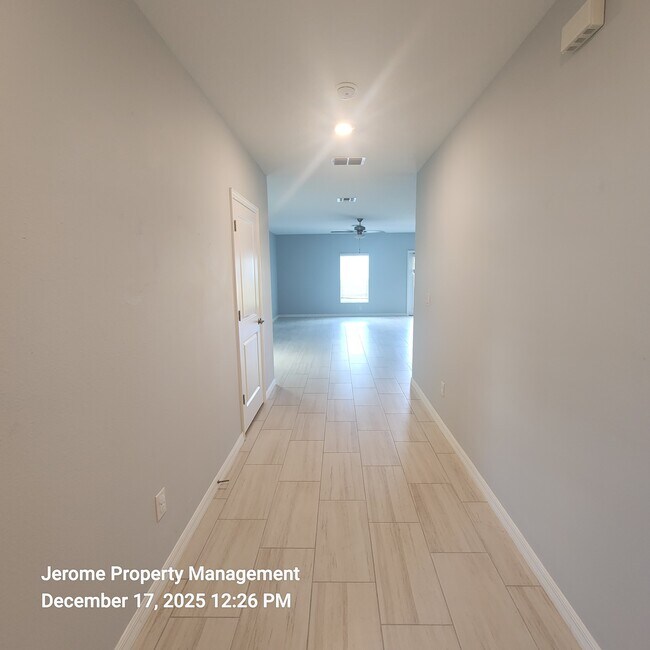 Building Photo - 2546 Leonia Ln