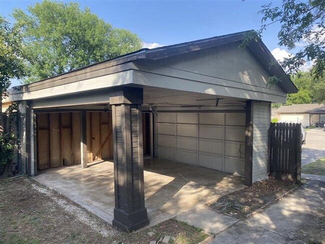 Building Photo - 2/1 duplex with covered parking