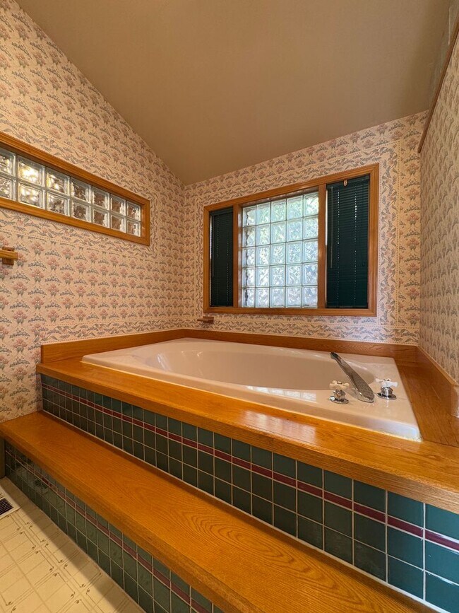 Building Photo - Expansive Updated Home with Creek Views & Prime Location