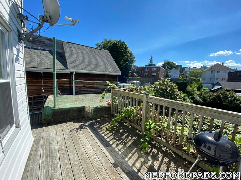 Building Photo - 569 Main St