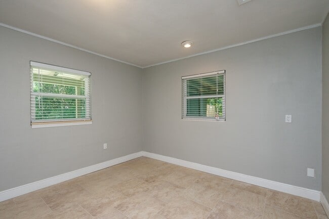Building Photo - Updated Single Family Guest House!
