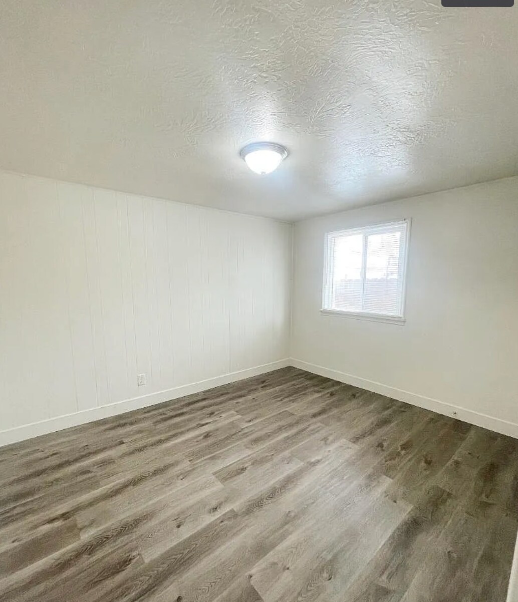 Building Photo - 31 W 1600 N