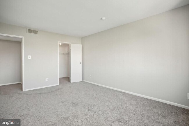 Building Photo - 5831 Quantrell Ave