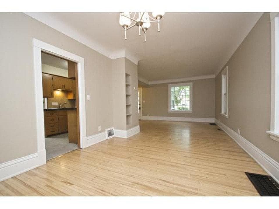 LR - 1039 23rd Ave SE