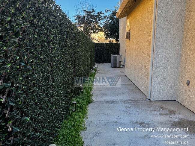 Building Photo - 829 Courtyards Loop