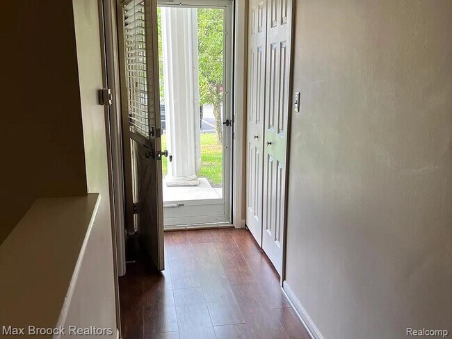 Building Photo - 42491 Plymouth Hollow Dr