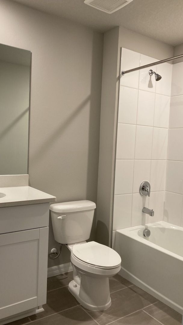 Building Photo - Like new 3 bedroom, 2.5 bathroom, 1 car ga...