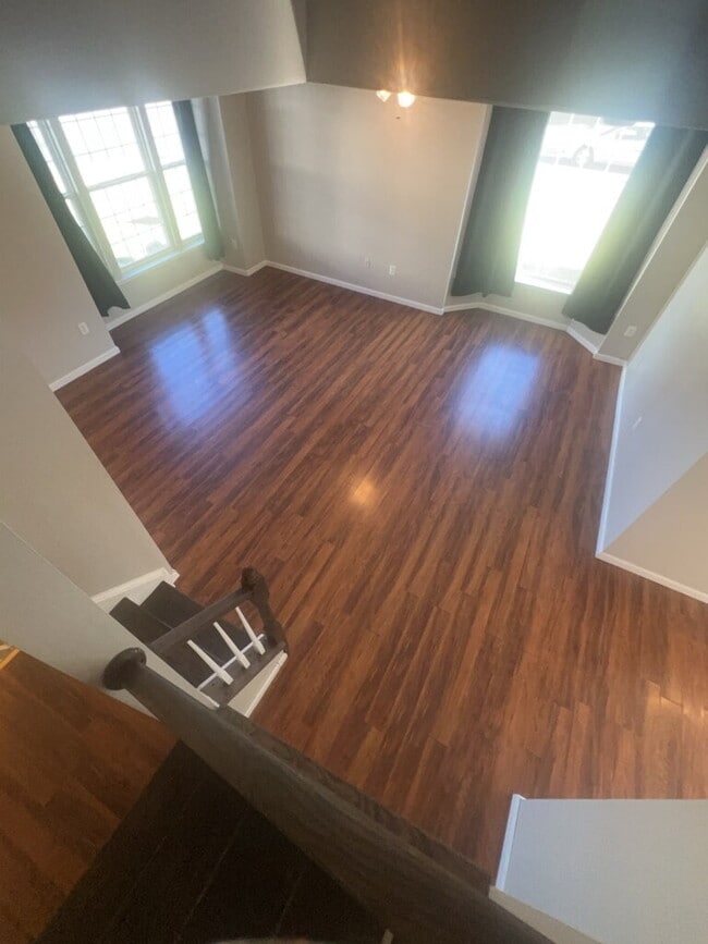 Building Photo - Spacious End-Unit 4 Bedroom Townhome for R...