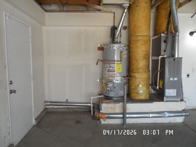 Building Photo - 3 Bedrooms, 2 Bathrooms, approx. 1392 sq. ft., 2 Car Garage, Covered Patio, Fenced, Play house,