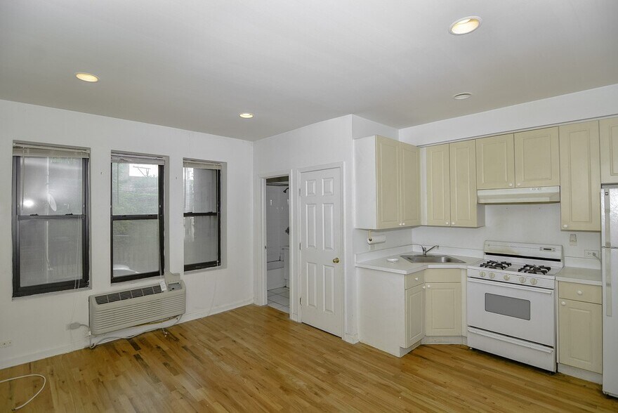 Building Photo - 909 W Dakin
