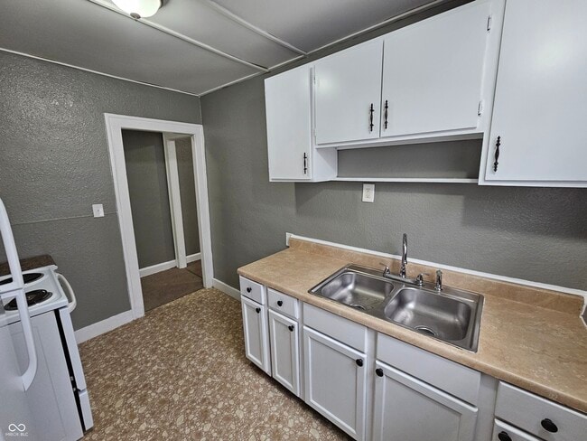 Building Photo - 835 N Gladstone Ave